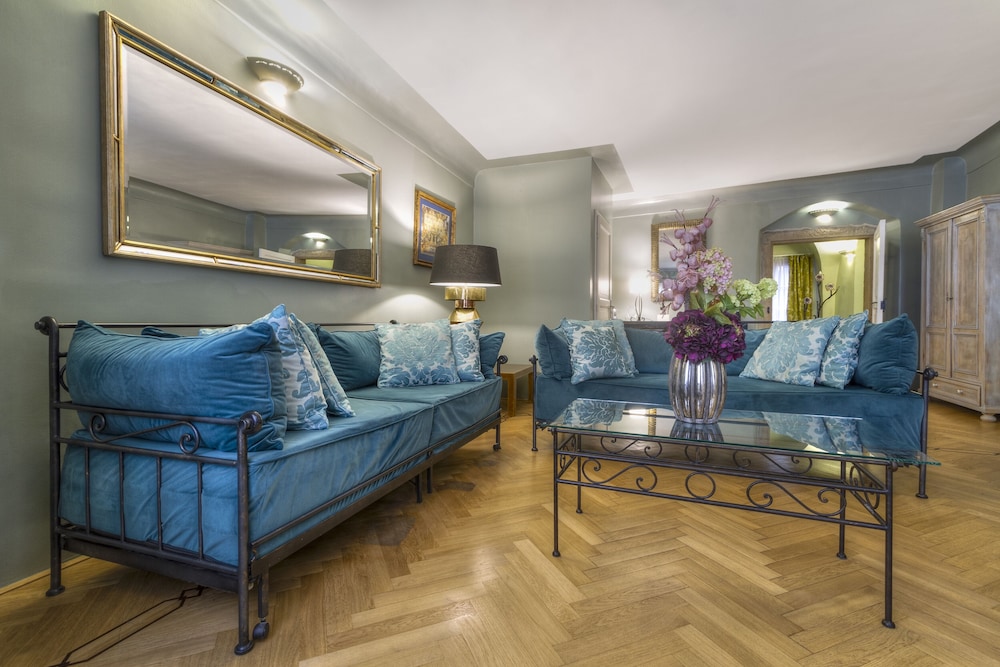 Black Star Suites 32/44