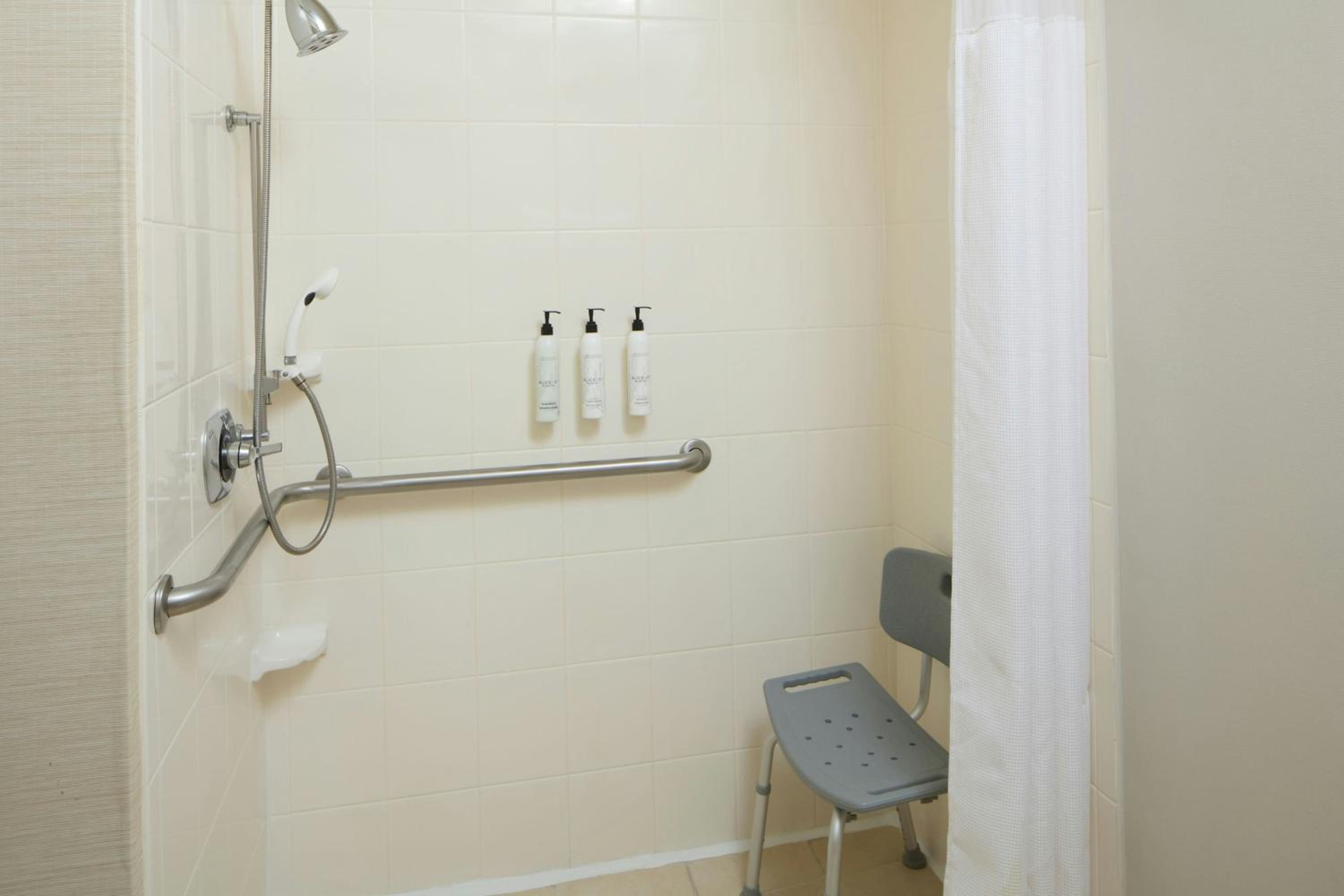 غرفة بسرير كينج بحوض استحمام لذوي الإعاقة، FAIRFIELD INN AND SUITES LUMBERTON 8/8