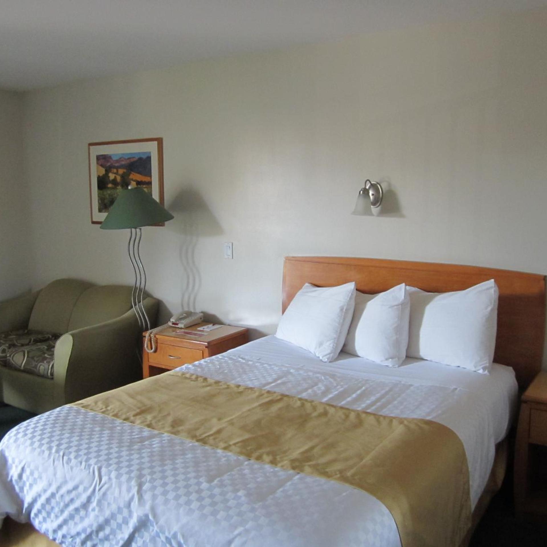 غرفة بسرير كينج وسرير كوين، Ramada Limited - Merritt 4/10