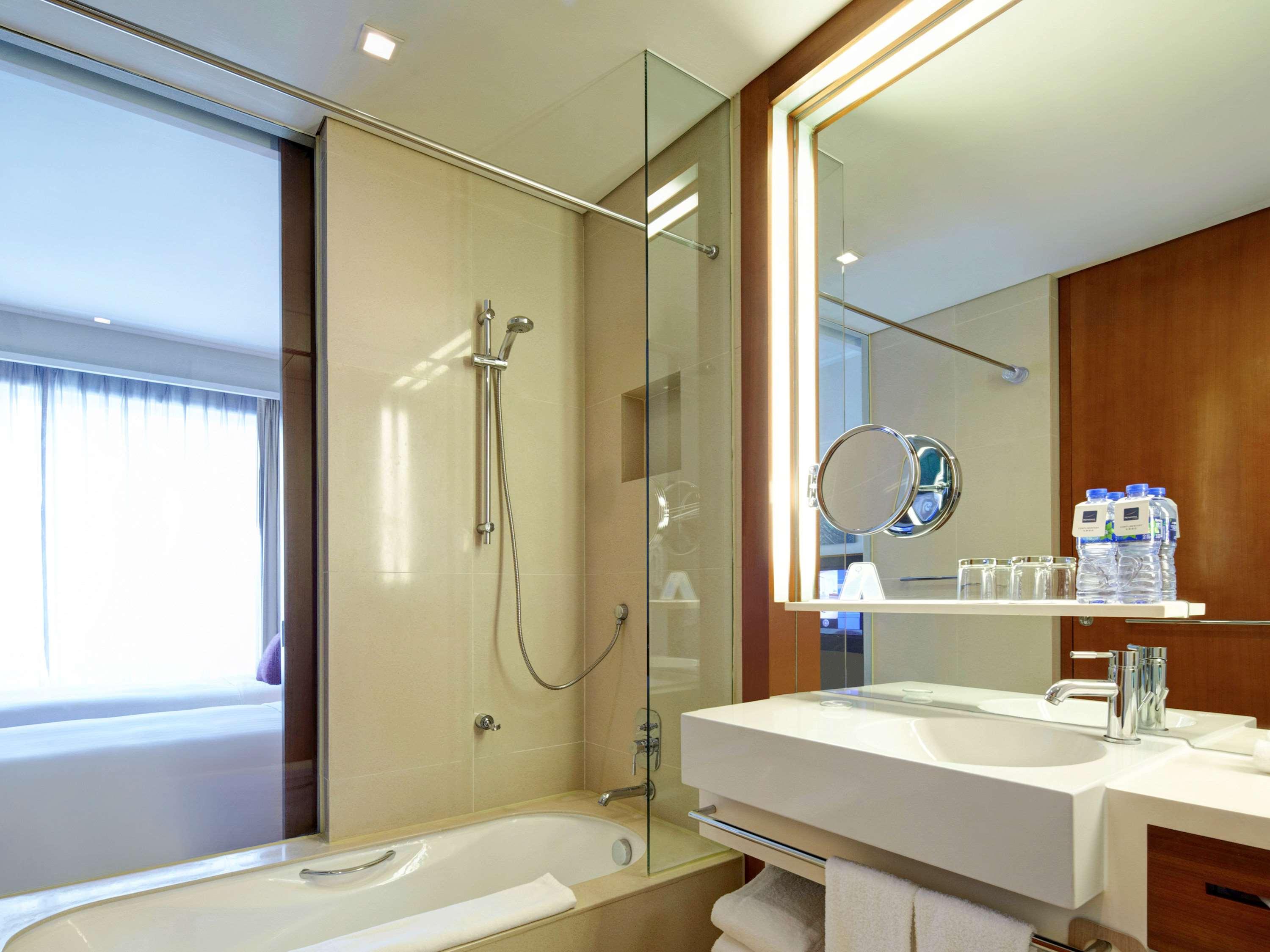 غرفة بريميير بسريرين منفصلين، Novotel Citygate Hotel Hong Kong 2/2