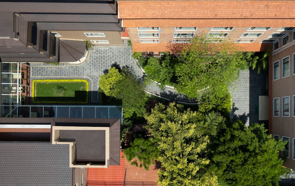 Hotel Thrive, A Tropical Courtyard 62/66