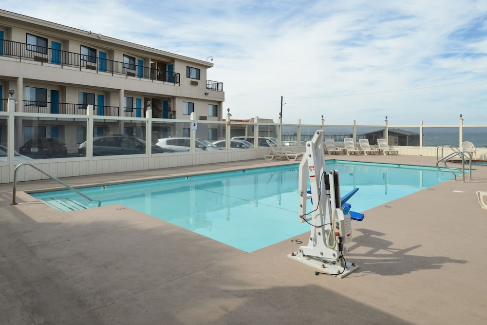 Edgewater Inn And Suites 44/76
