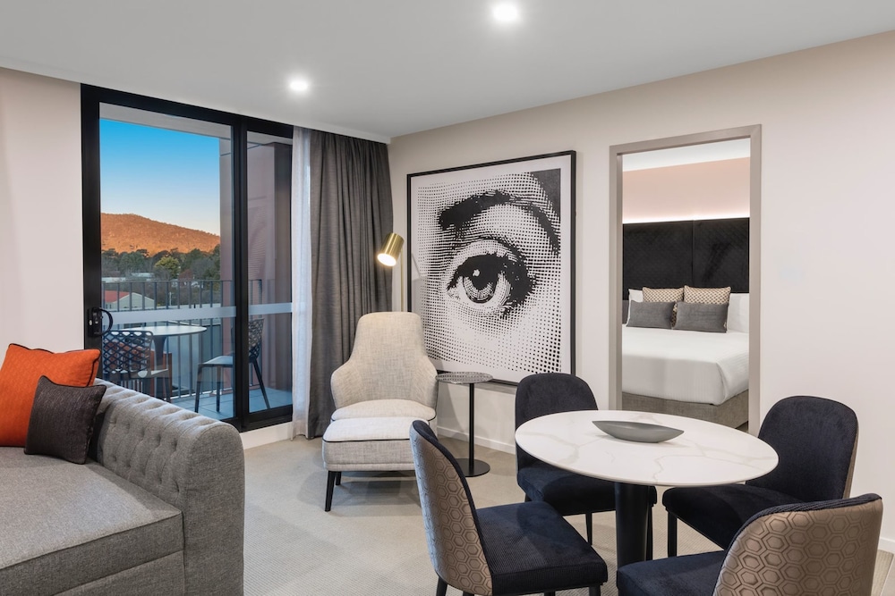 Deco Hotel Canberra 15/28