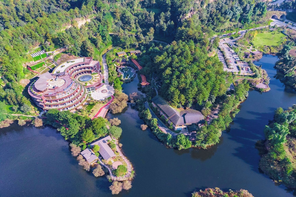 Howard Johnson Lake Serenity Hotel Neijiang 40/46