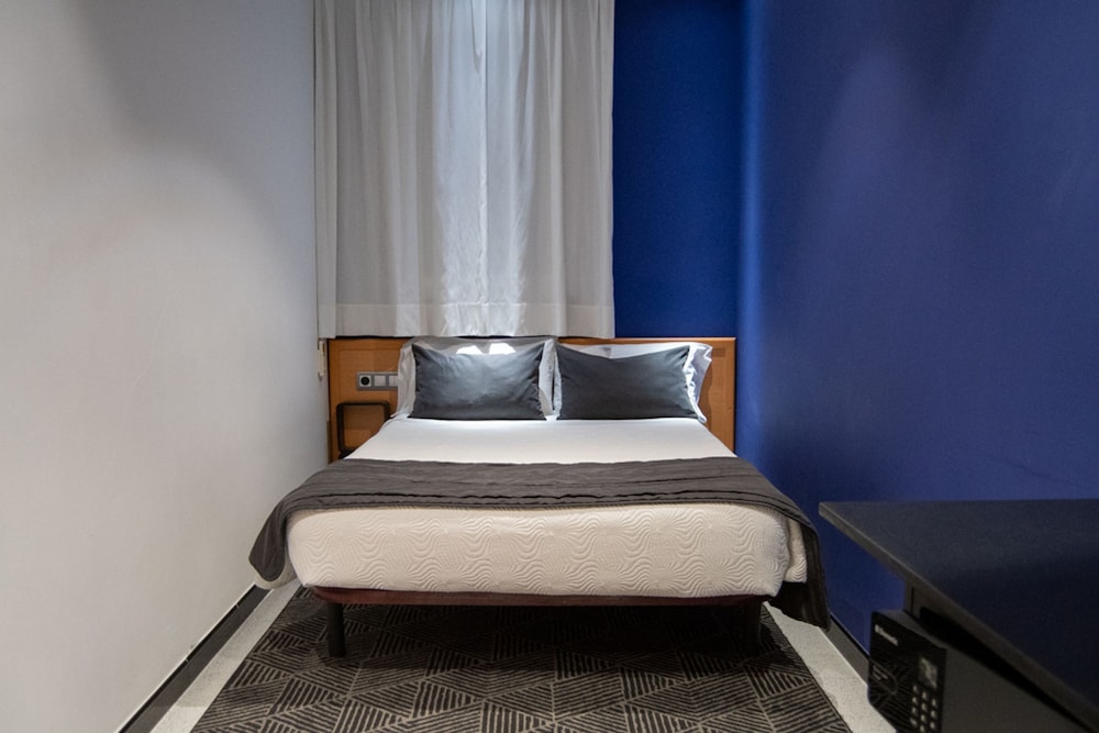 ROOM, DOUBLE BED