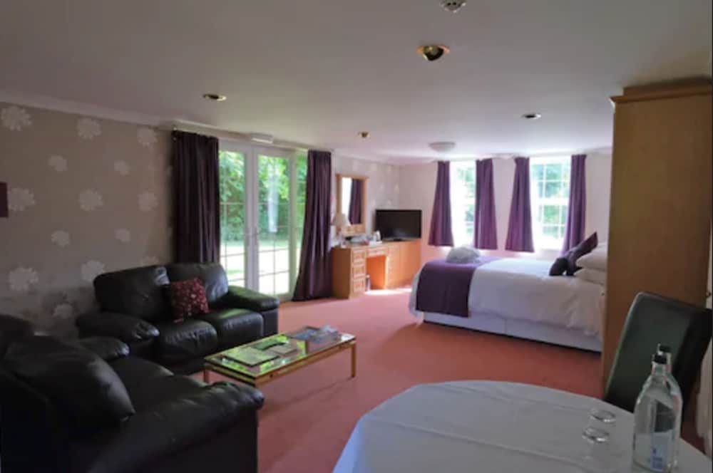 Woodlands Manor 7/100