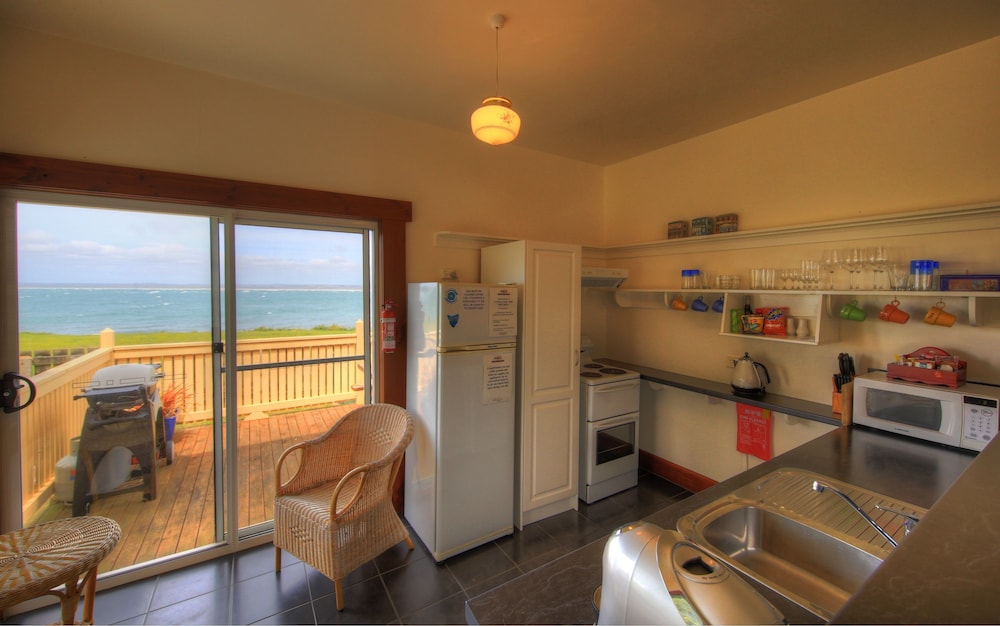 STANLEY VILLAGE WATERFRONT ACCOMMODATION 52/70