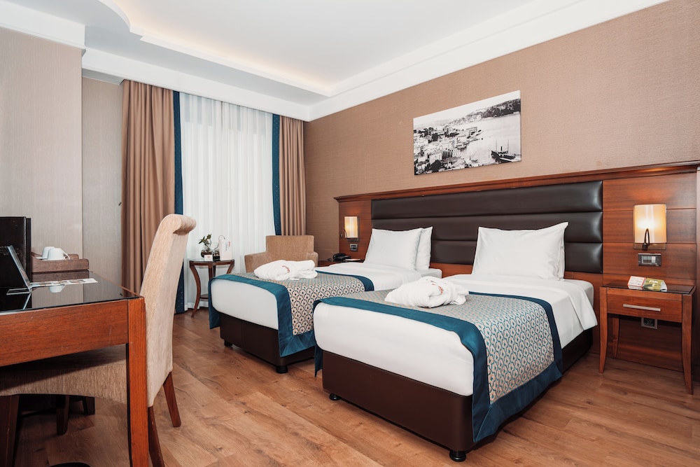 STANDARD, TWIN BEDS, CITY VIEW