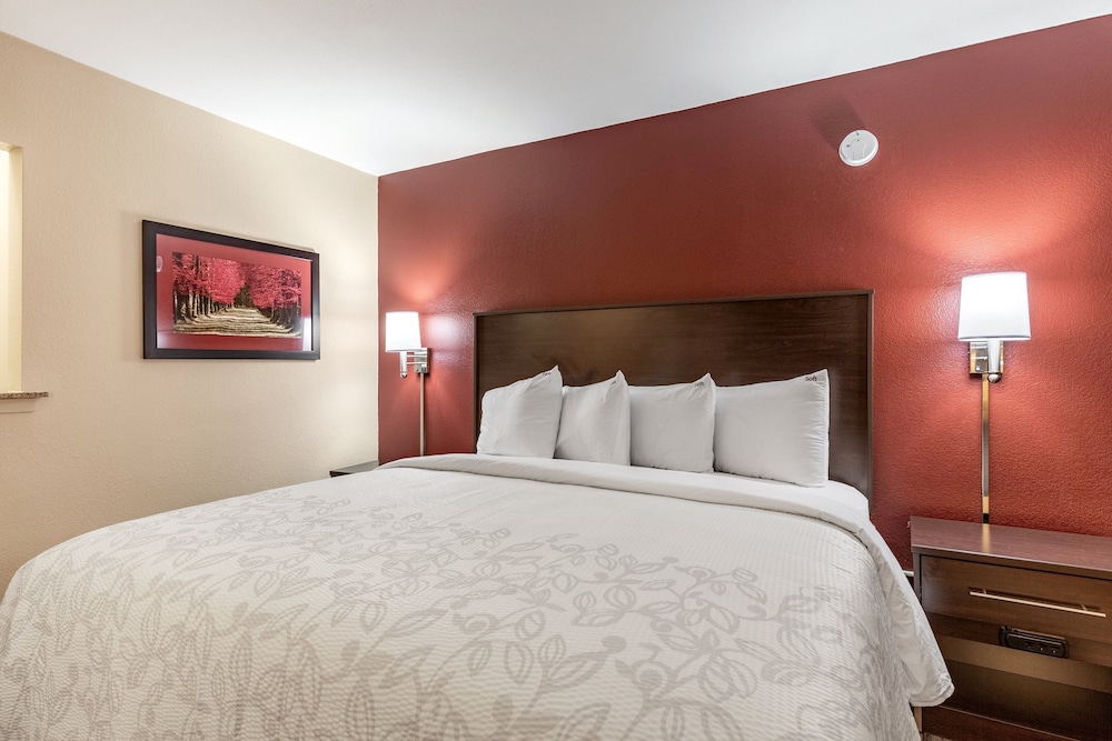 Red Roof Inn Plus and Suites Houston IAH Airport SW 14/34