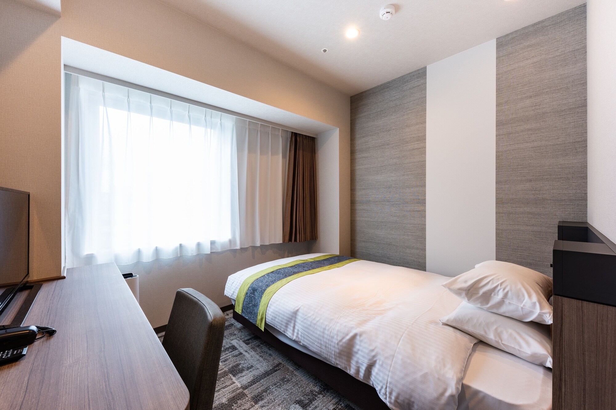 ROOM, SINGLE