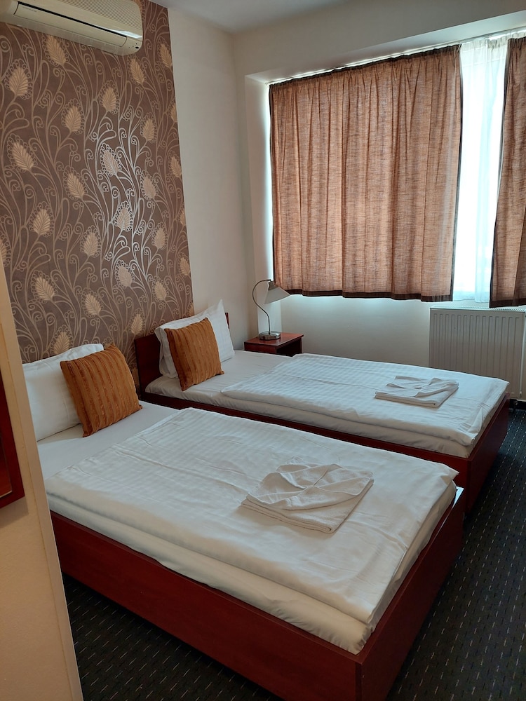 Canada Hotel Budapest 8/50
