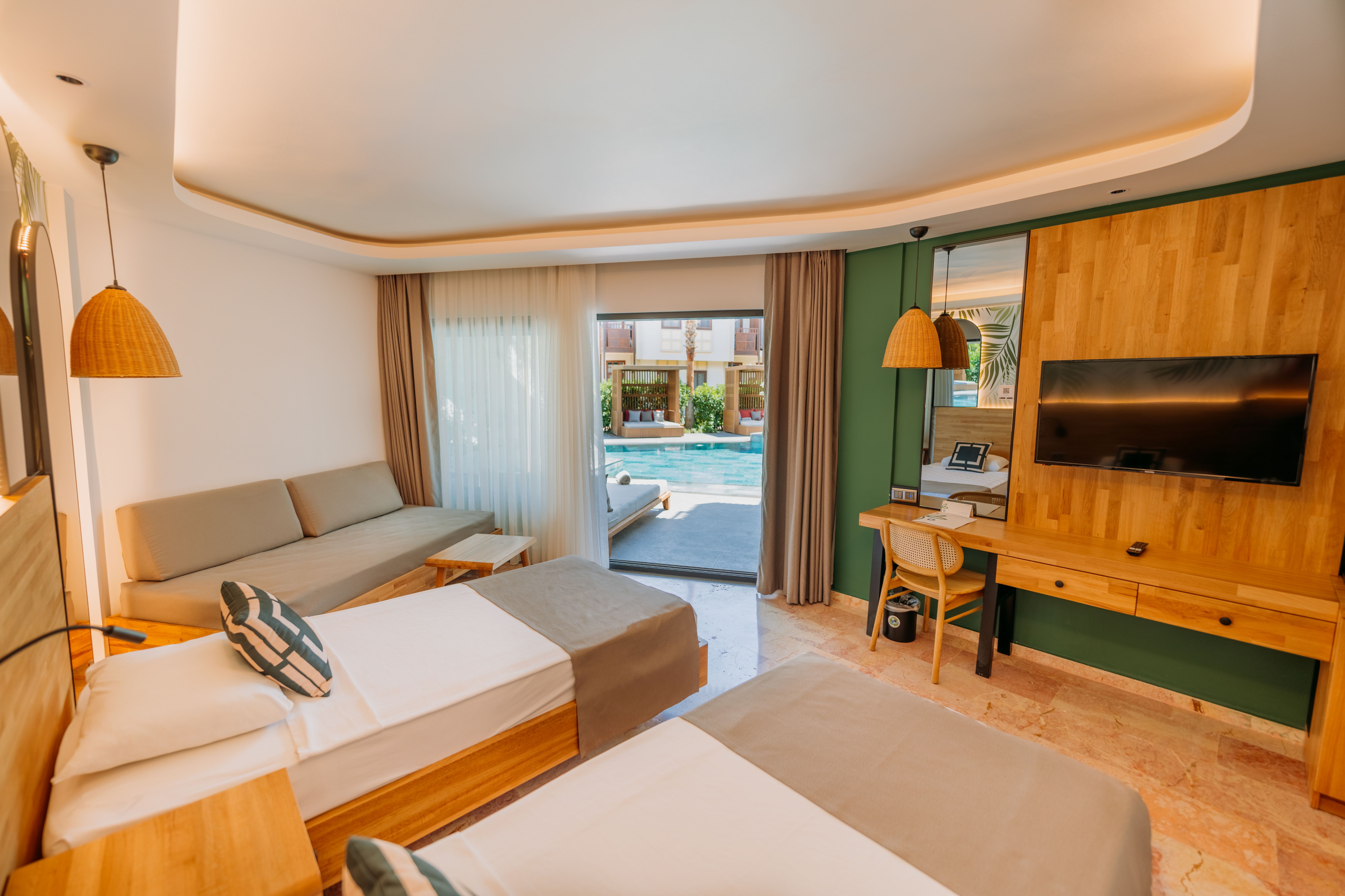 LAGOON SWIM UP ROOM - DIRECT POOL ACCESS