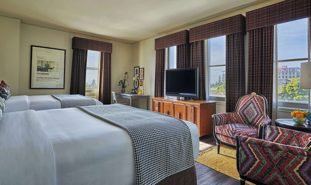 Graduate, 2 Double Beds, Campanile View