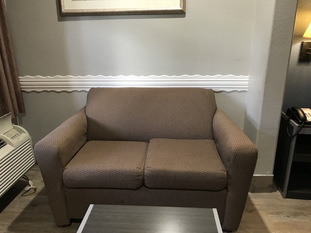 Camelot Inn Suites Veterans Memorial/Nw Houston 29/37