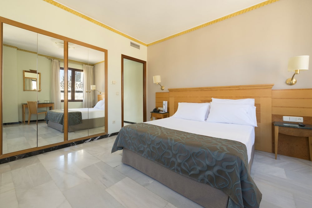 ROOM, DOUBLE BED