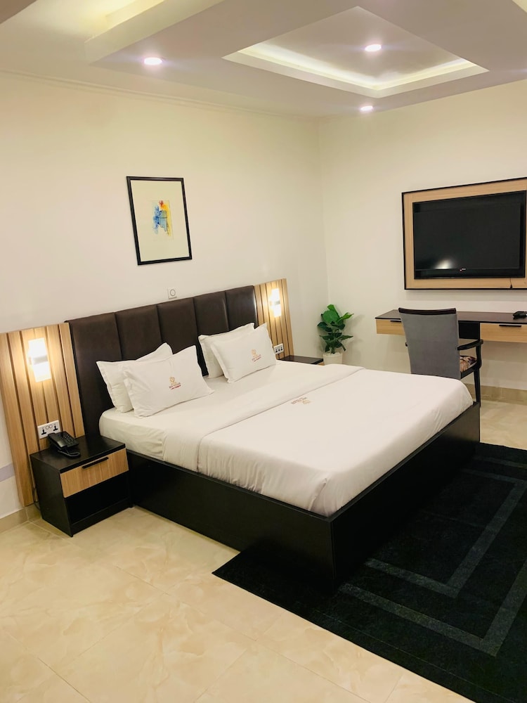 Deluxe, King Bed, Lagoon View، Hotel Bon Voyage 3/6
