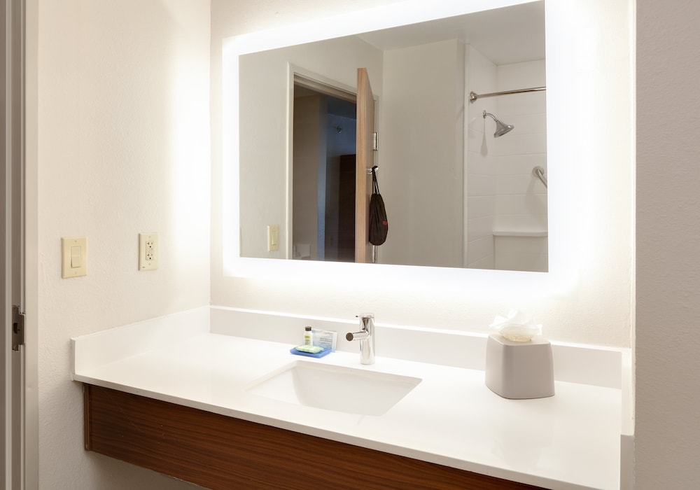 Holiday Inn Express Hotel & Suites San Antonio Nw Near Seaworld 36/76