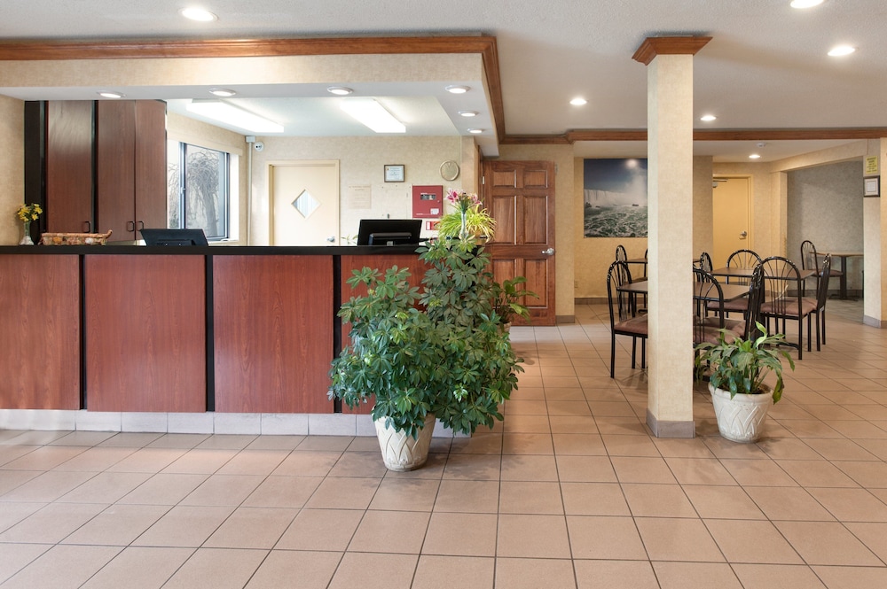 Super 8 by Wyndham Niagara Falls NY 5/25