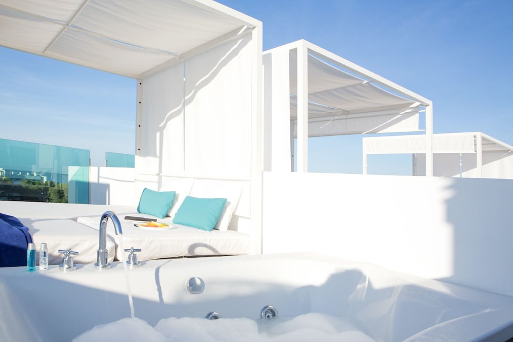 JUNIOR SUITE, JETTED TUB