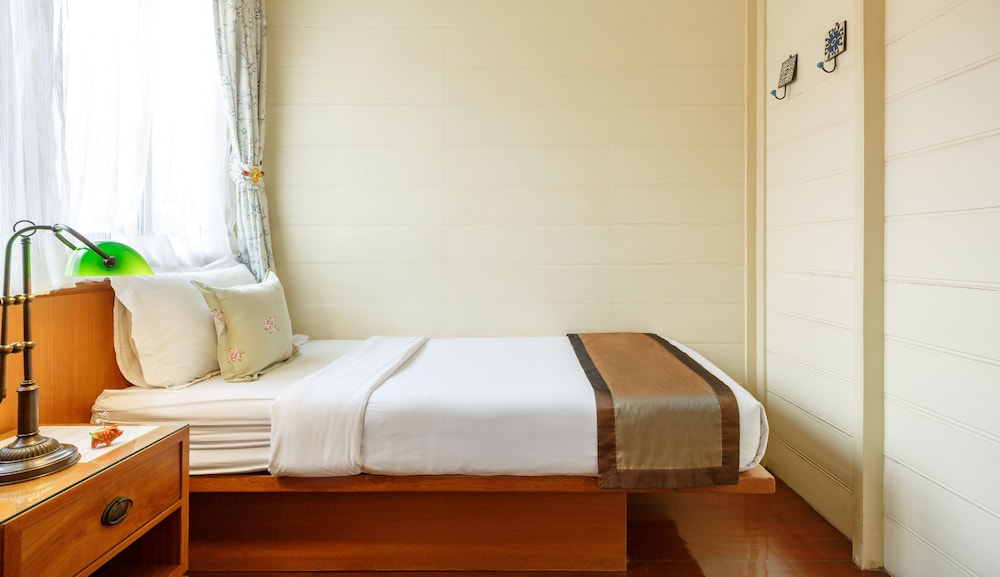 ROOM, SINGLE