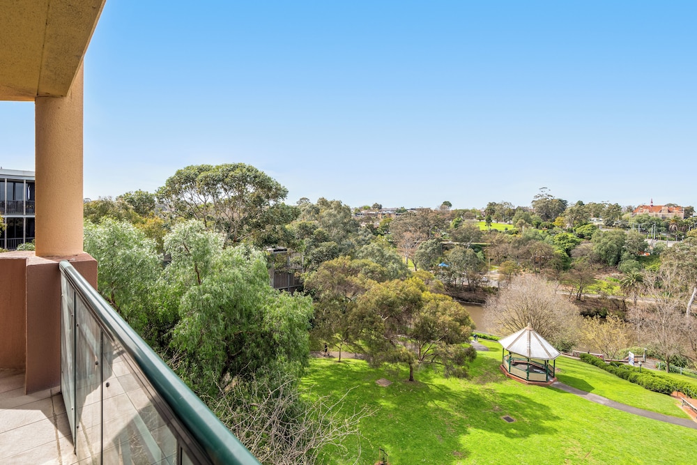 Amora Herencia Riverwalk Melbourne 65/68