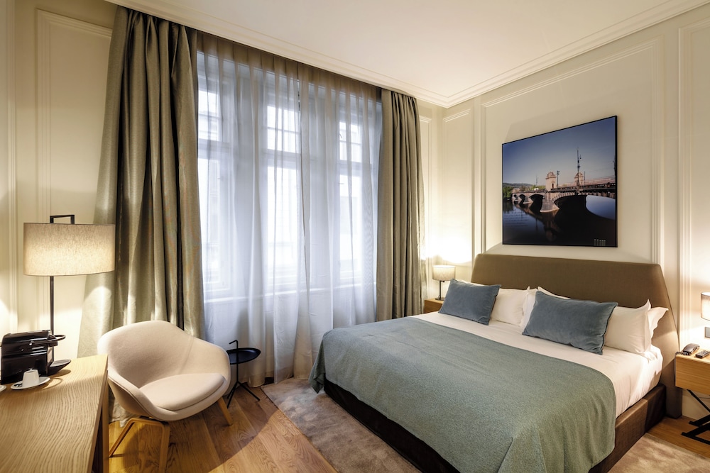ROOM, SINGLE