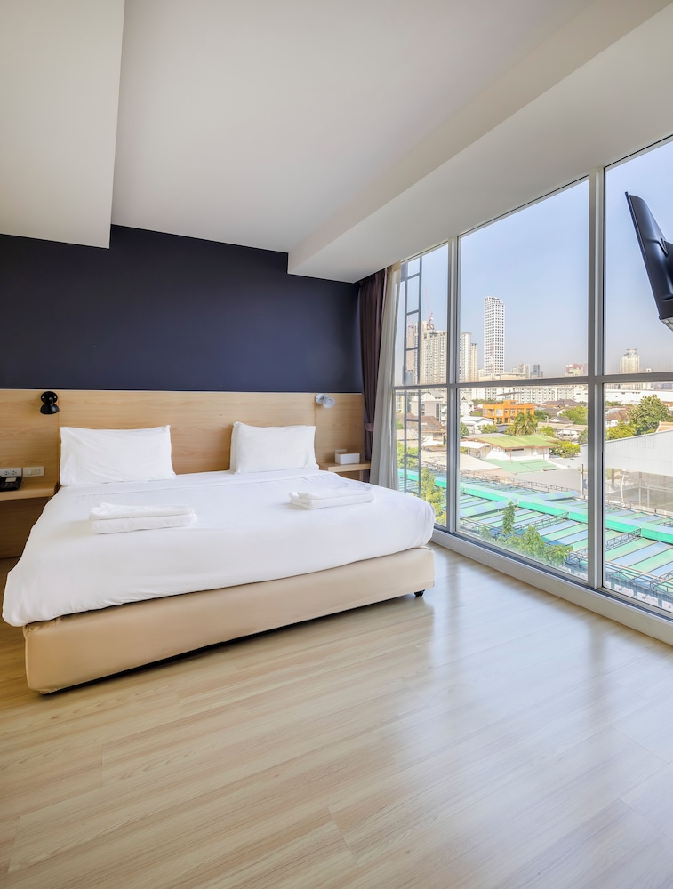 Solo Express Sukhumvit 81 37/57