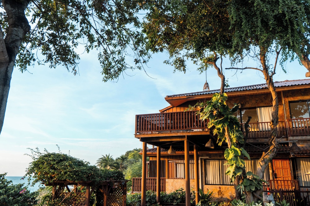 Birds & Bees Resort 4/68