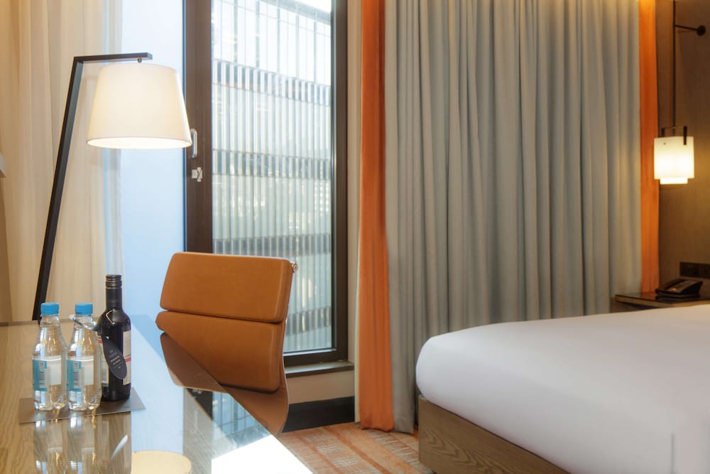 Hilton London Tower Bridge 24/83