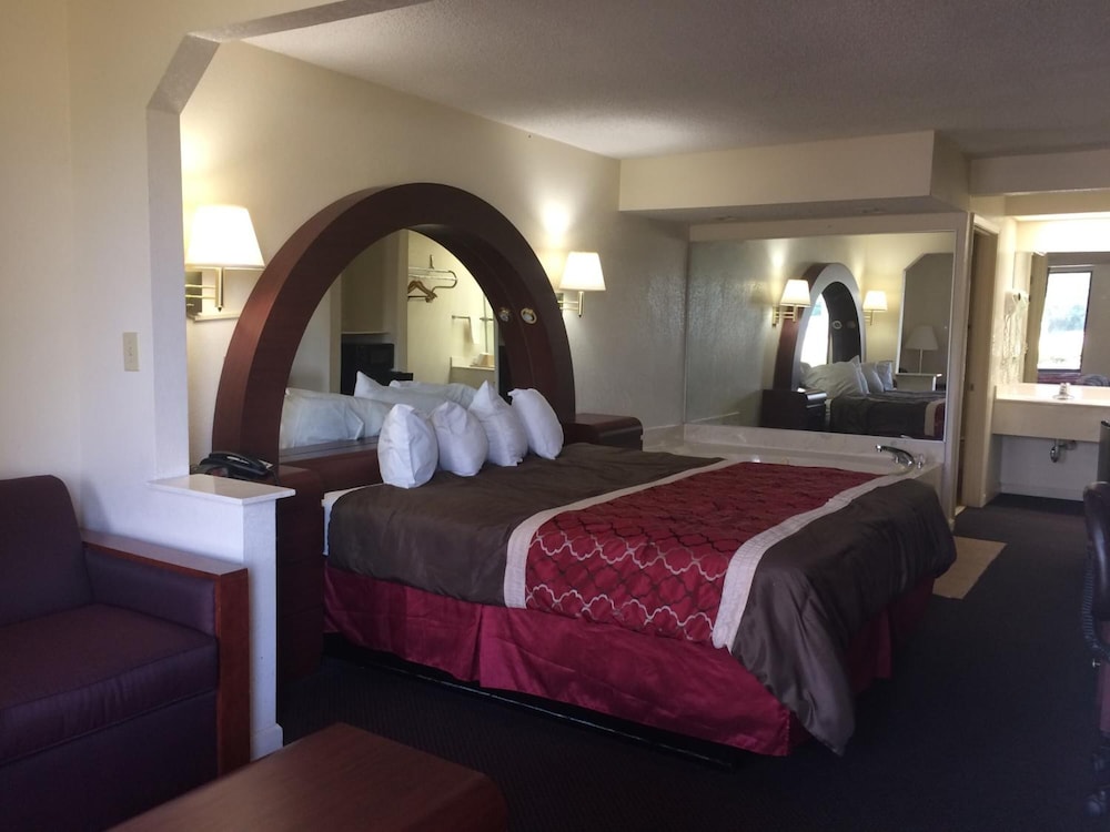 Days Inn And Suites Selma 19/54