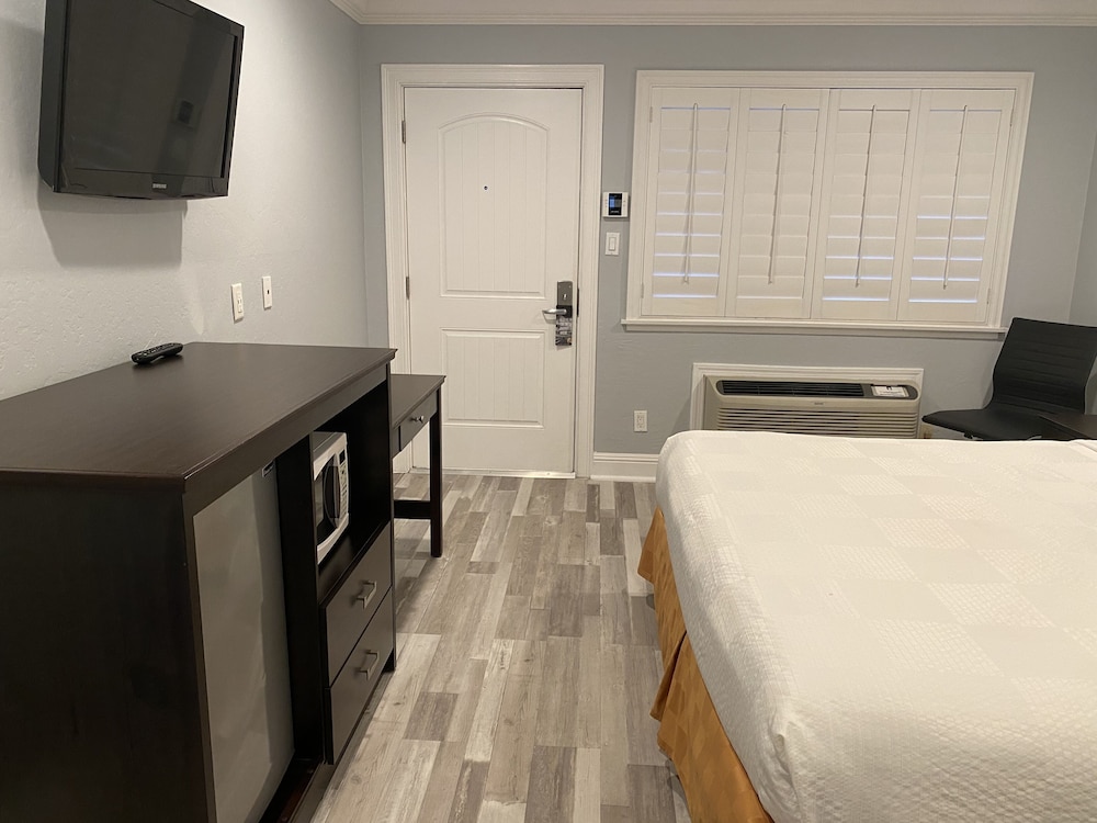 Super 8 By Wyndham Monterey/Carmel 16/48