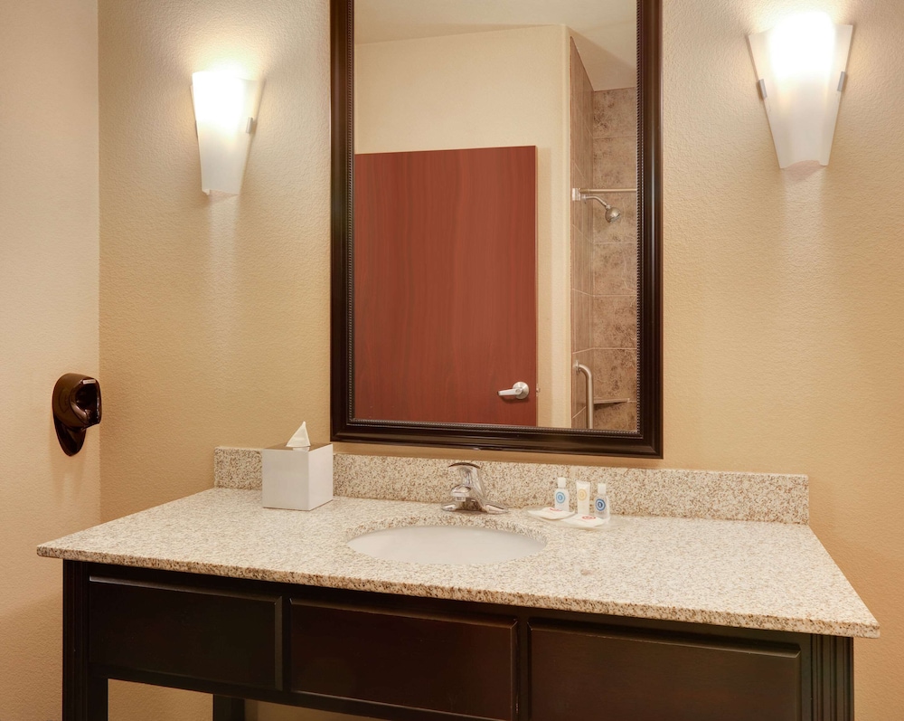 Comfort Suites Arlington - Entertainment District, TX 15/33
