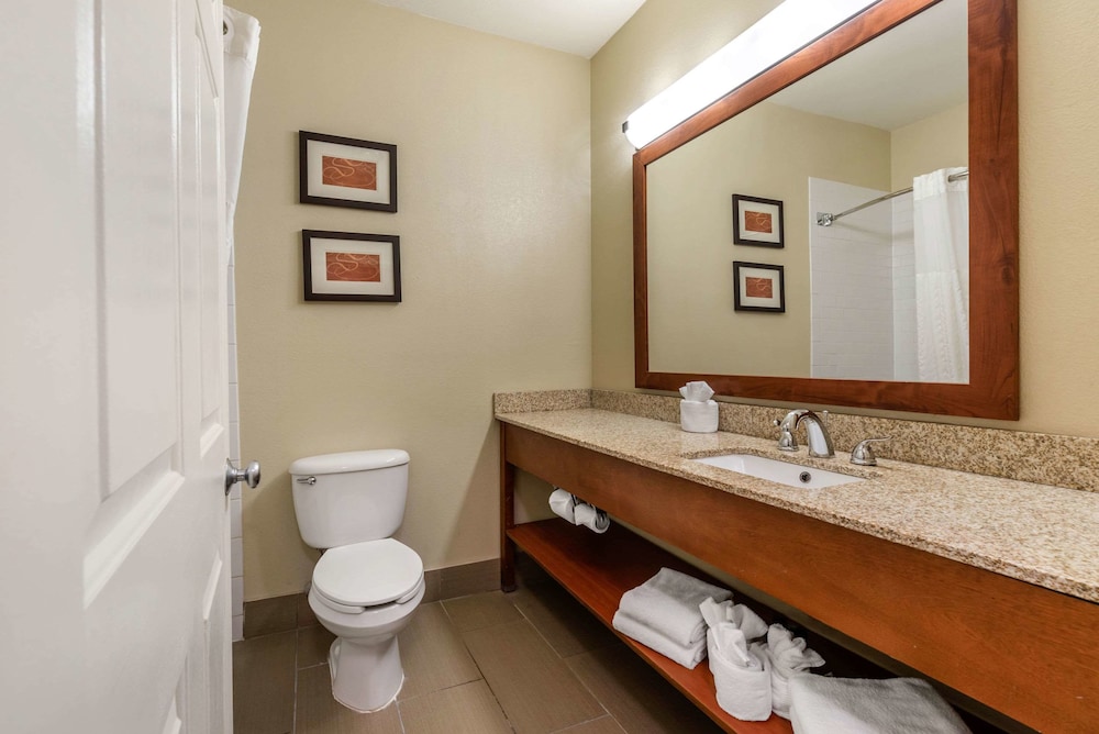 Comfort Suites Fort Collins Near University 9/35