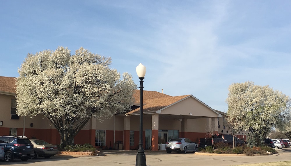 Quality Inn Guthrie, OK 2/3
