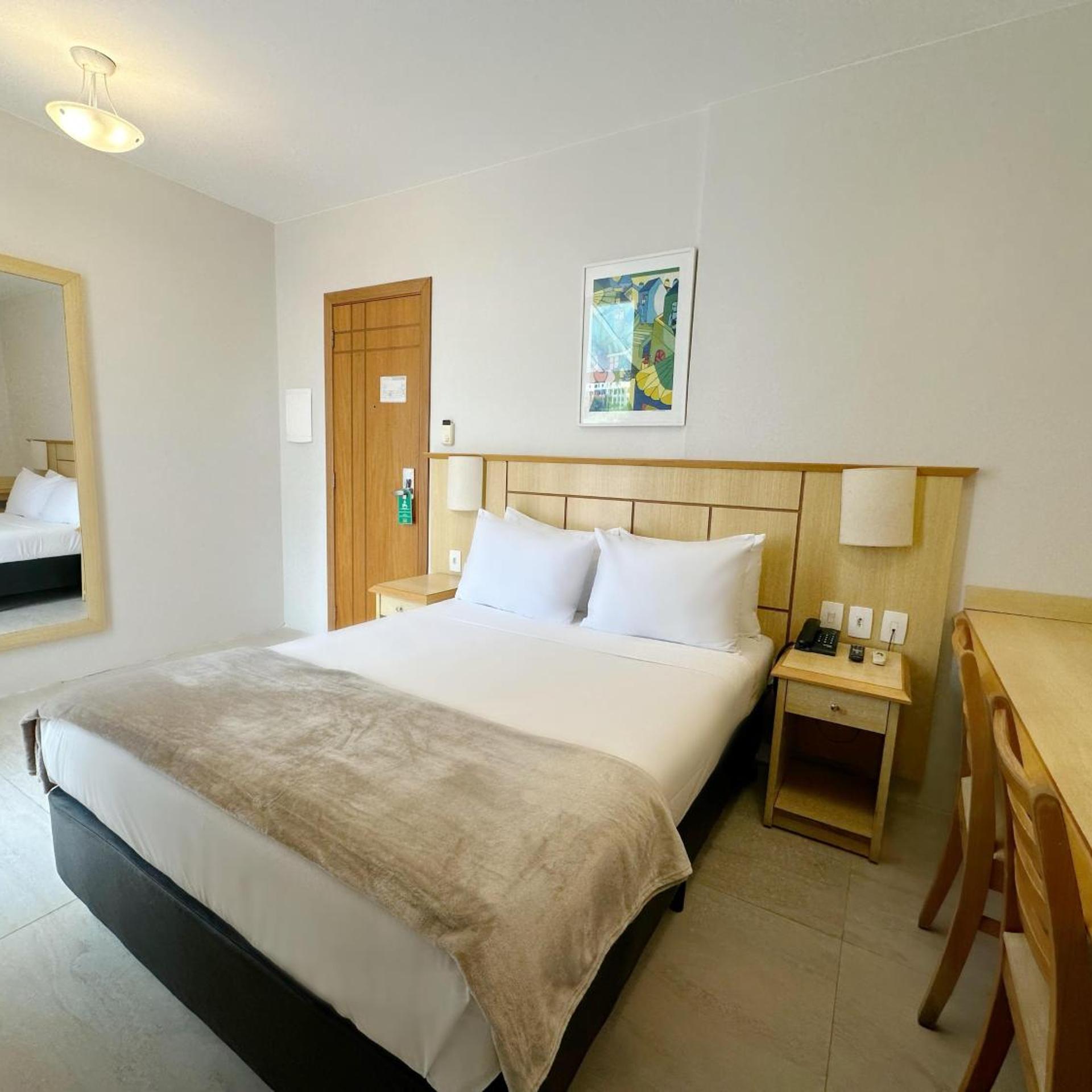 غرفة بسرير مزدوج بشرفة