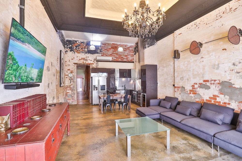 INDULGE APARTMENTS - EIGHTH STREET 8/16