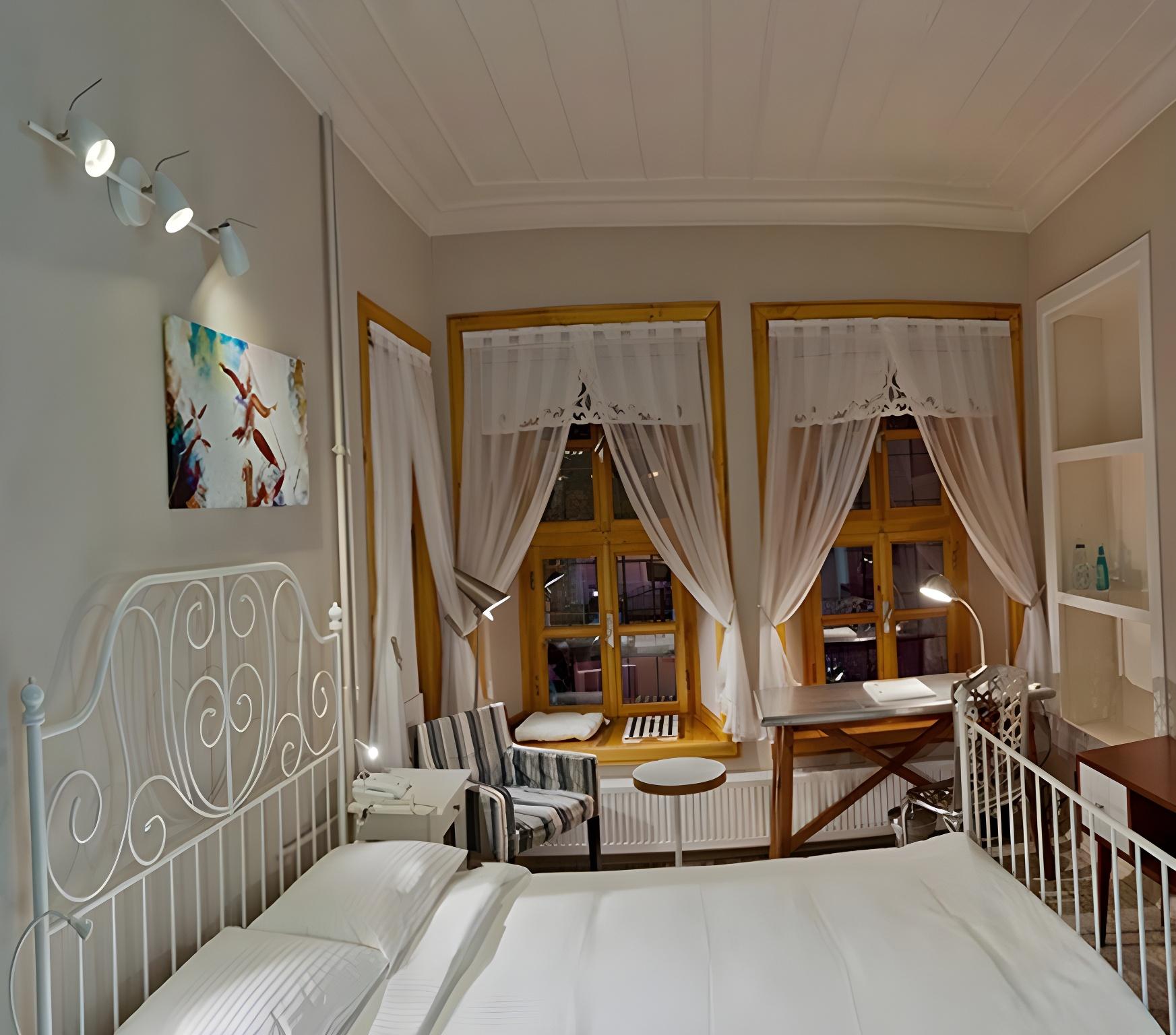 Suite, King Bed, Land View