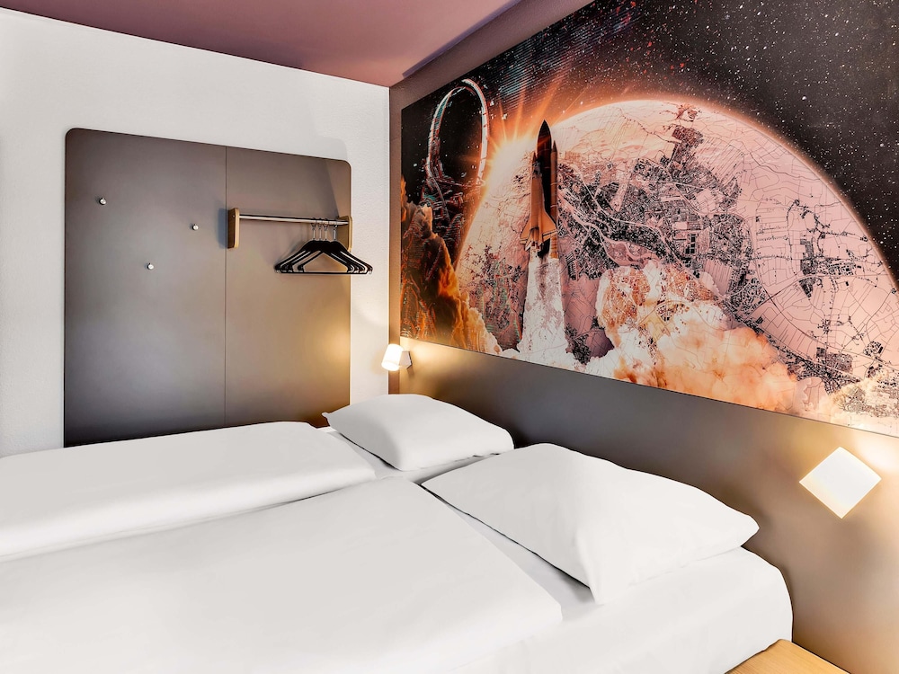 ROOM, TWIN BEDS