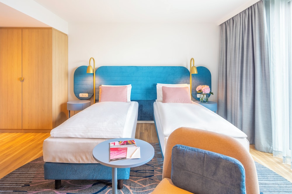 DELUXE, STUDIO, TWIN BEDS