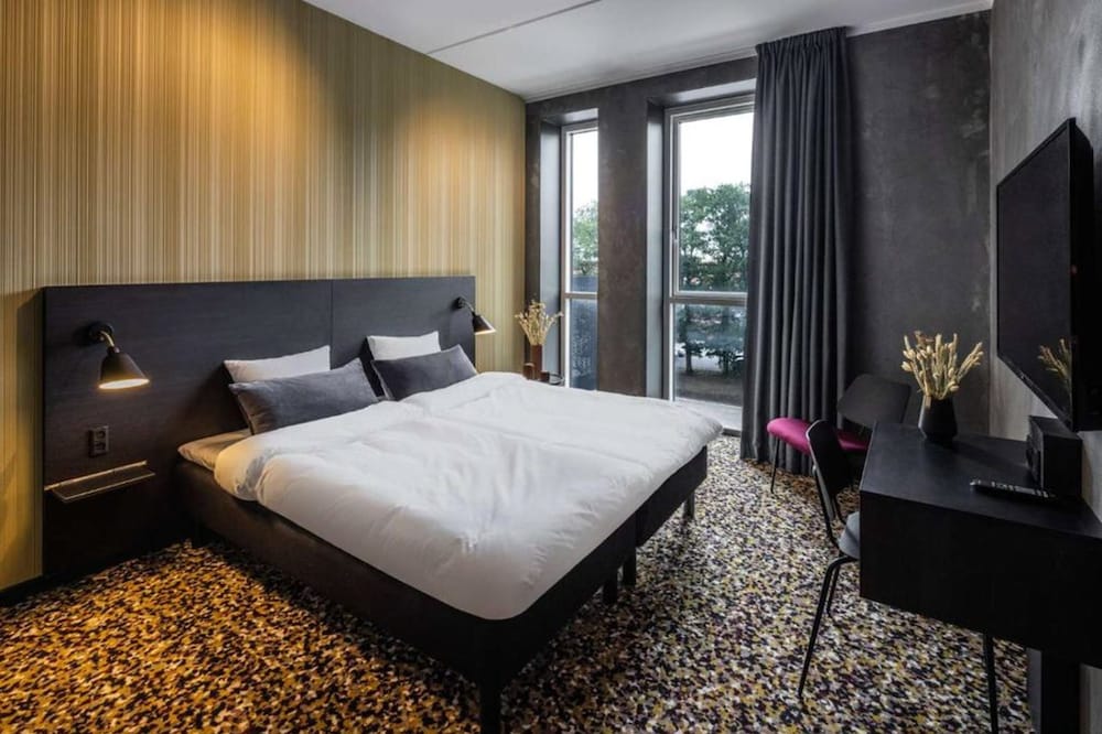 Peak 12 Hotel 22/63