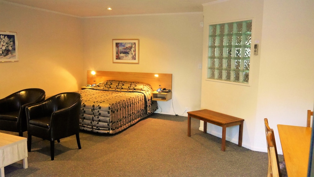Tudor Lodge Motel 32/75