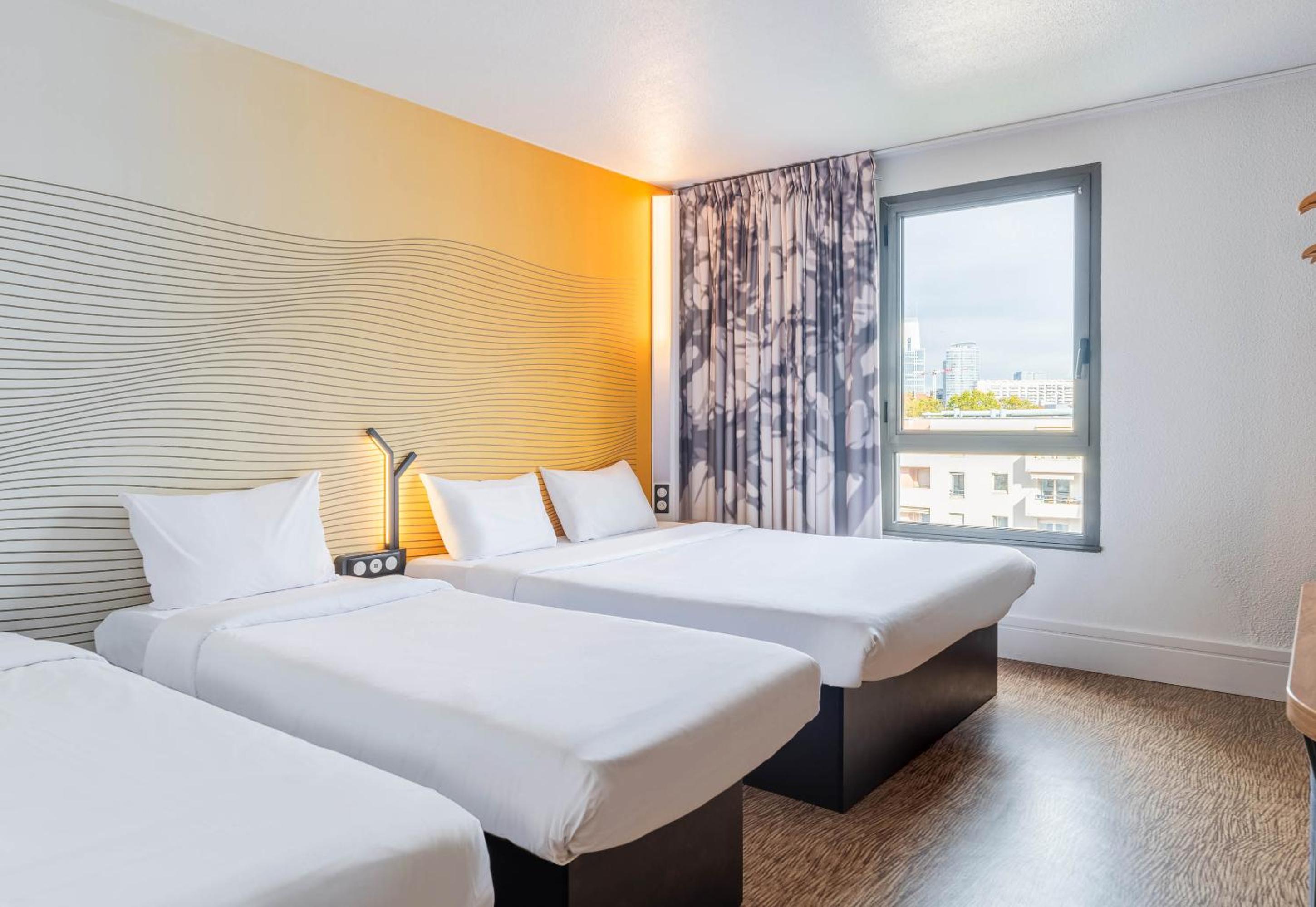 ROOM, QUADRUPLE