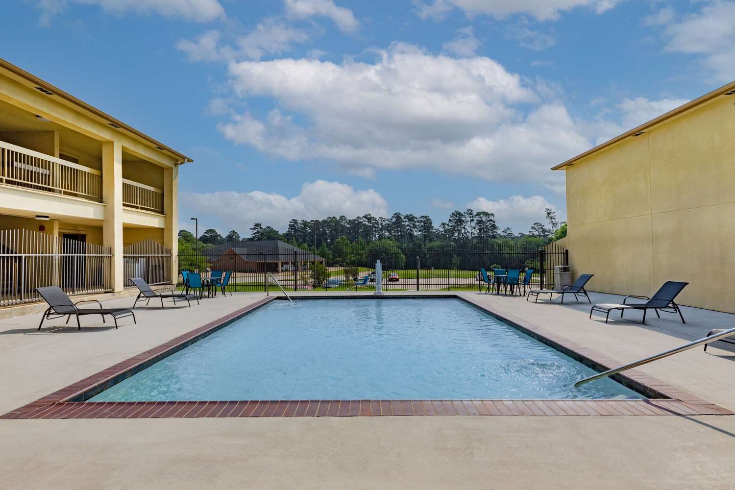 Days Inn & Suites by Wyndham Huntsville 12/14