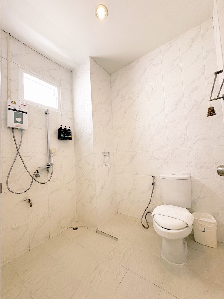 Kata Beachwalk Hotel And Bungalows 72/74