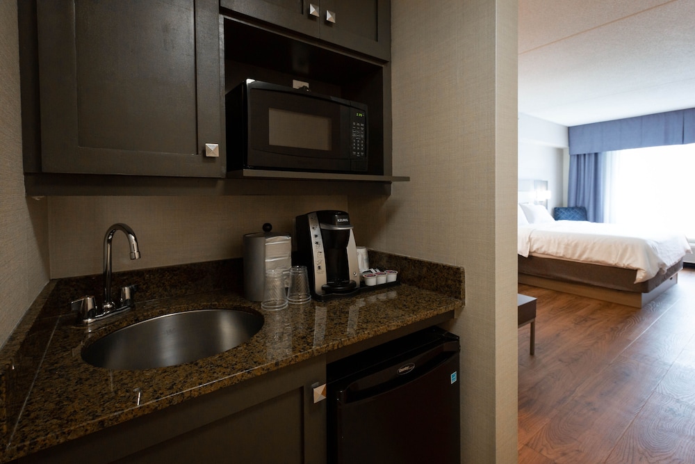 Holiday Inn Express Hotel Suites Kingston 34/72