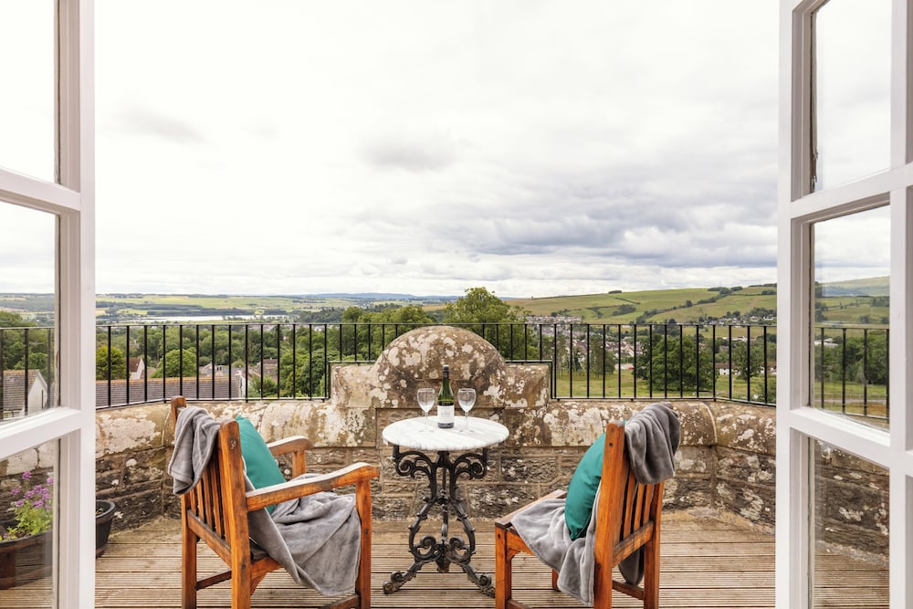 Tulloch Castle Hotel 66/67