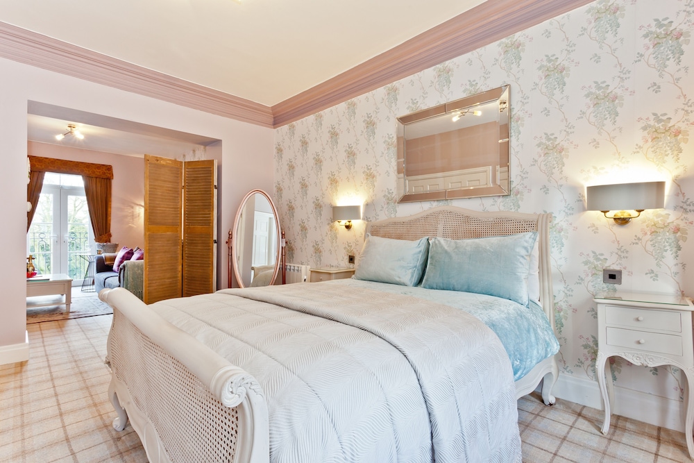 Bowness Bay Suites 8/31