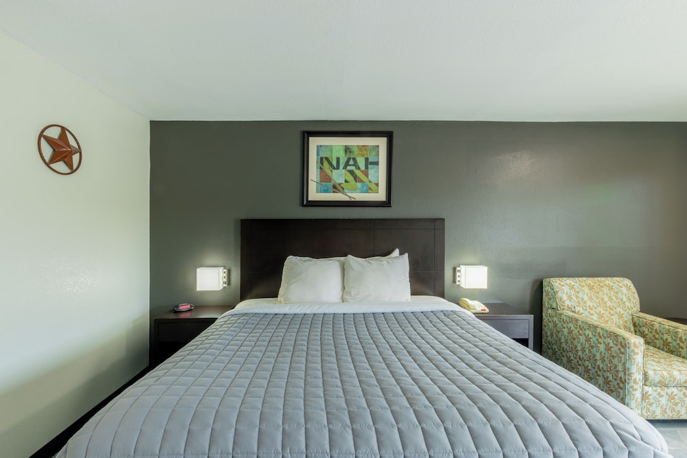 Freer Executive Inn and Studios by OYO 24/44