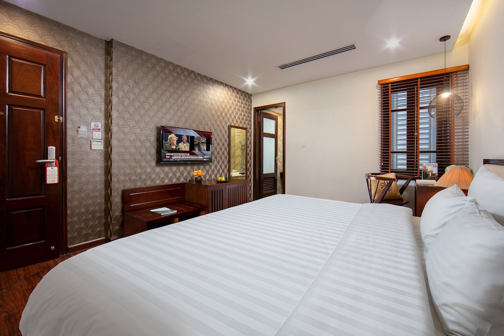 DELUXE, DOUBLE OR TWIN BED
