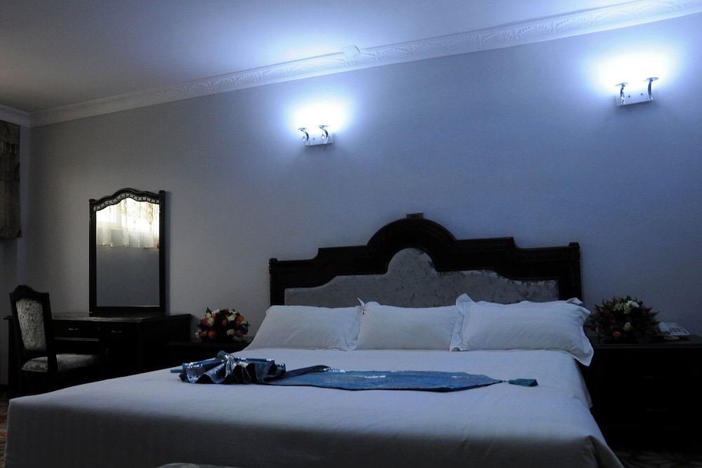 EXECUTIVE, SUITE, KING BED